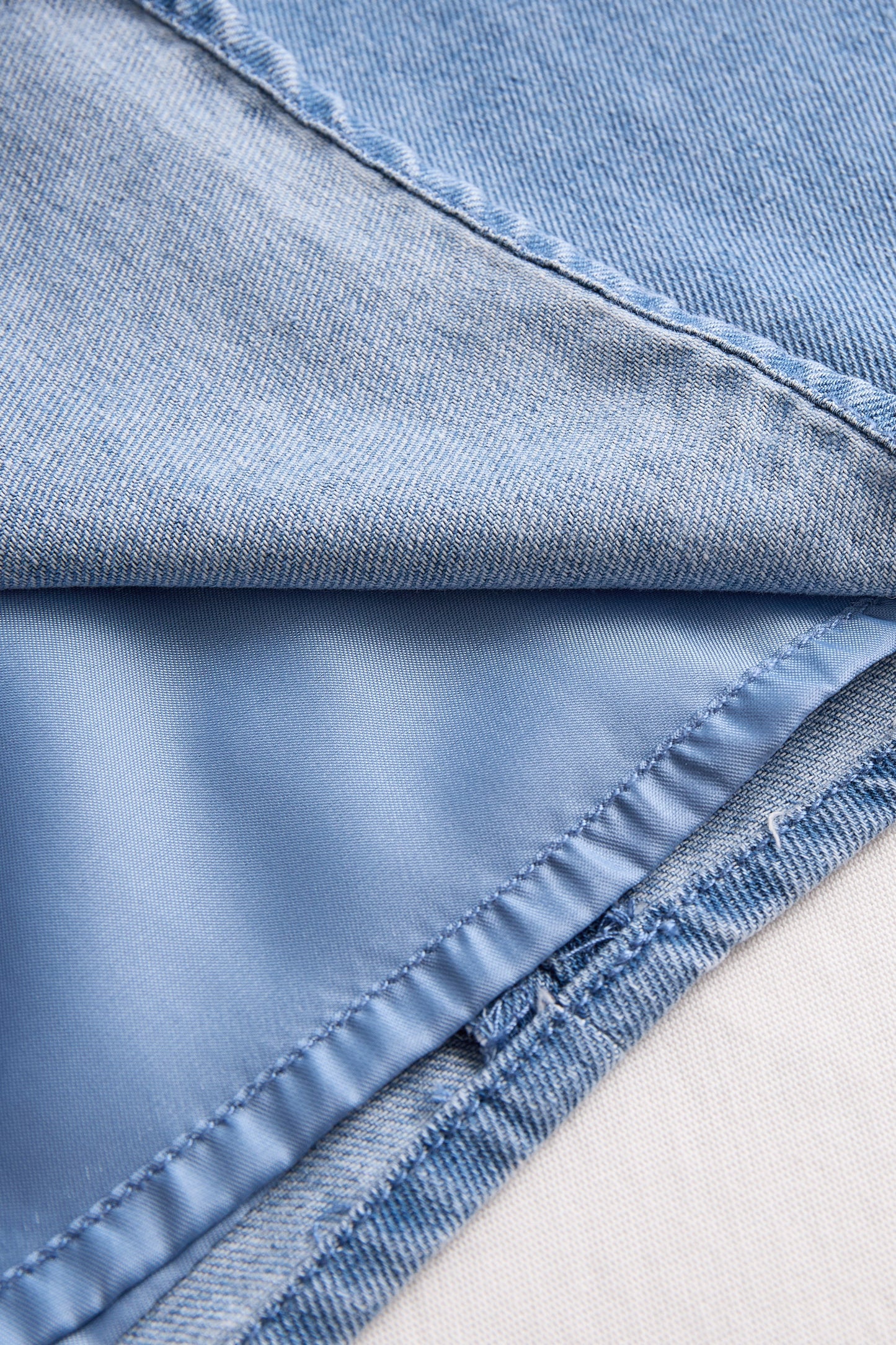 Stylish Sleeveless Halter Blouse with Neck Tie Detail