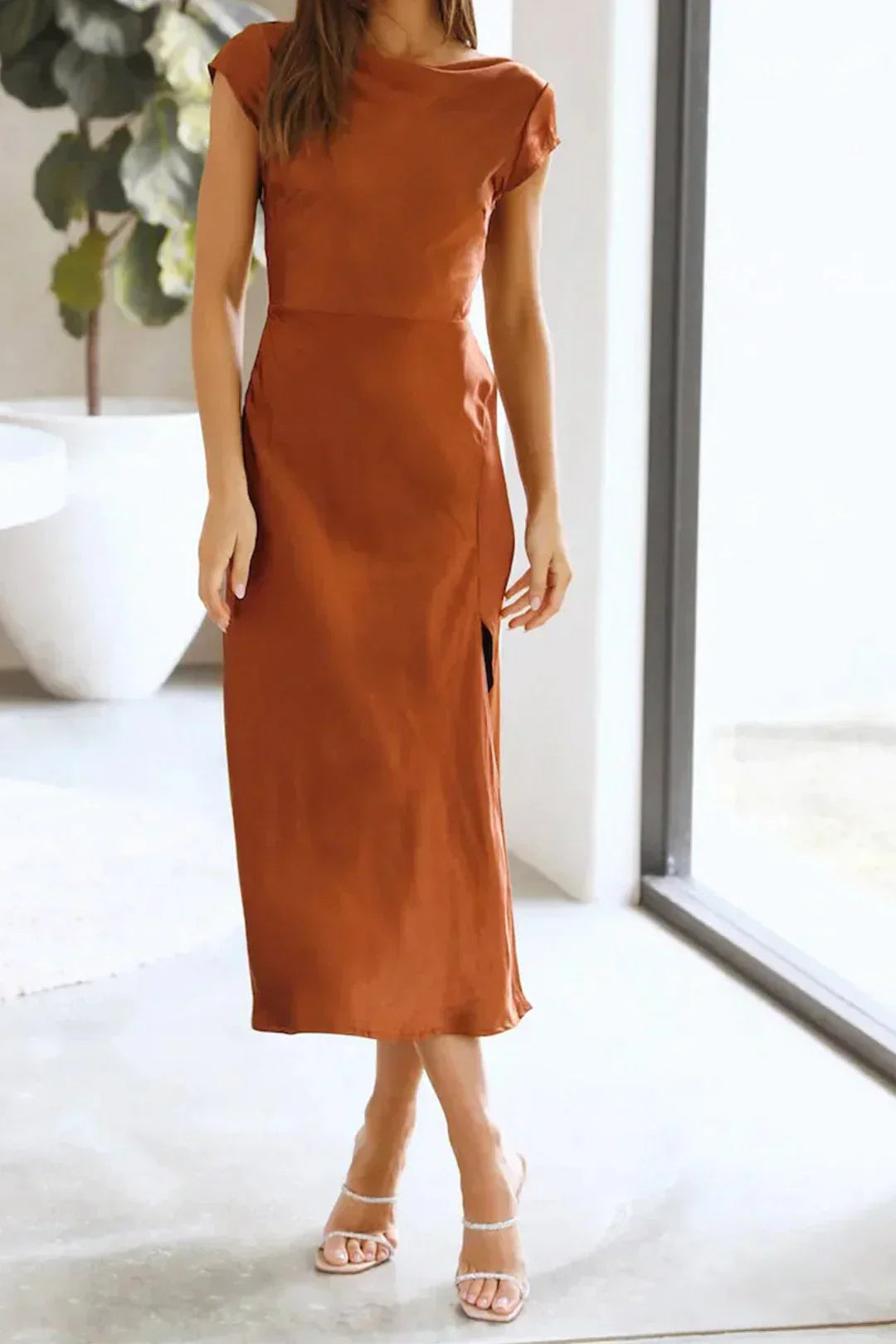 Pearly | Elegant evening dress with refined details for women